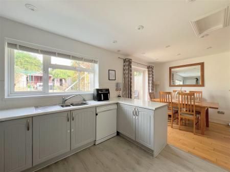KITCHEN/DINING AREA