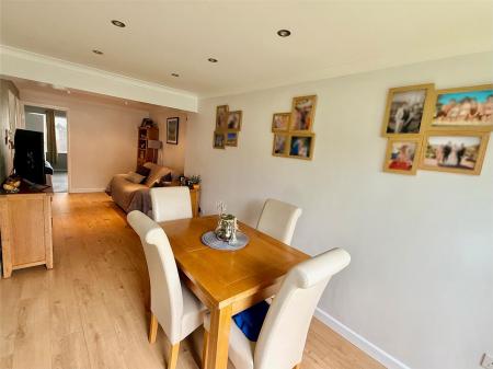 SNUG/DINING ROOM
