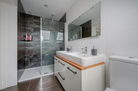 27-1 Lord Wardens Ave.jpg