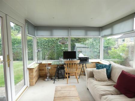 7 St Trinians - Conservatory.JPG