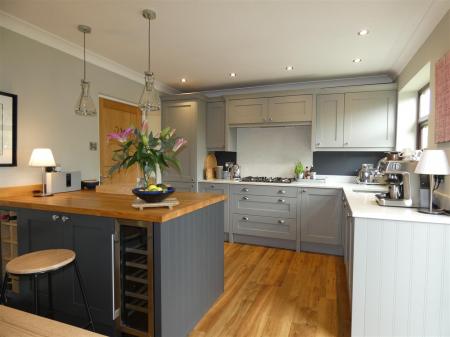 7 St Trinians - Kitchen 1.JPG