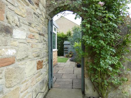 7 St Trinians - gateway to side.JPG