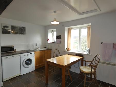 East Brocca Bank - Kitchen 2.JPG