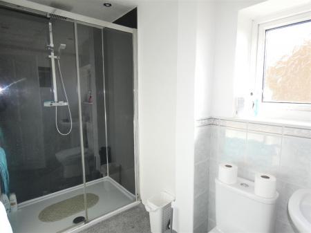 19 Moorside - shower room.JPG