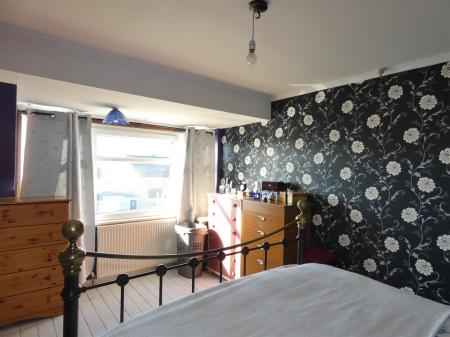 19 Moorside - Bedroom 1 (2).JPG