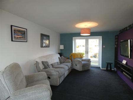 19 Moorside - Living 1.JPG