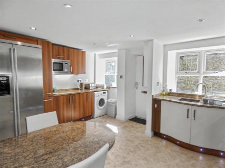 4 Fryers Yard - Kitchen (1).JPG
