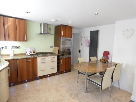 4 Fryers Yard - kitchen 2.JPG