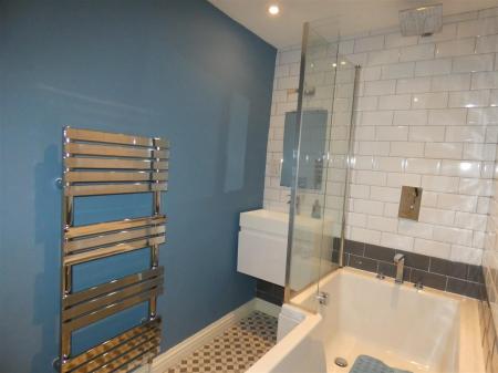 4 Fryers Yard - bathroom (2).JPG