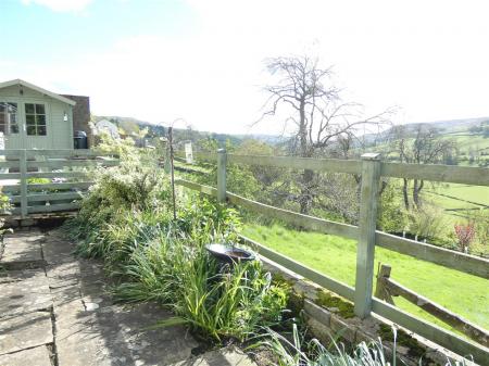 1 Kilburn Cottages-terrace garden.JPG