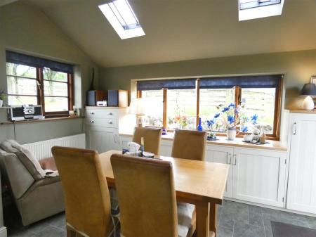 3 Dalton Heights- breakfast area.JPG