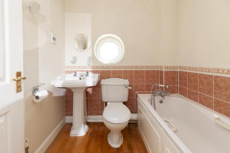 4 Melbury Way_Family Bathroom