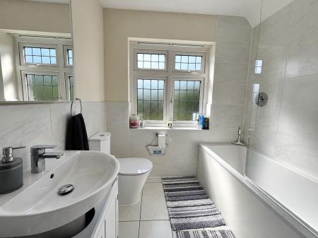 Family Bathroom_88VV