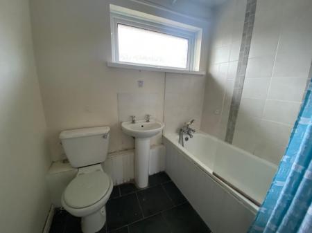 BATHROOM 13 YEATS COURT .jpg