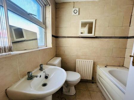 23 CUTHBERT STREET BATHROOM.jpg