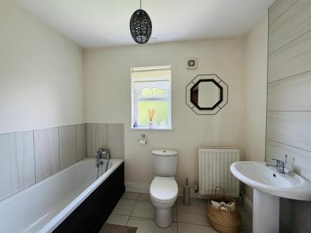 41 DUNNALONG BATHROOM.jpg