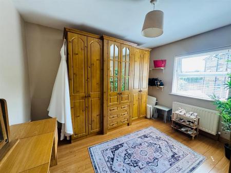 33 WOODVALE MEWS DRESSING ROOM 2.JPG