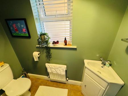 33 WOODVALE MEWS GUEST WHB & WC.JPG