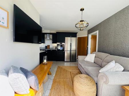 33 WOODVALE MEWS KITCHEN 3.JPG