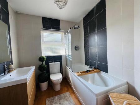 33 WOODVALE MEWS BATHROOM.JPG