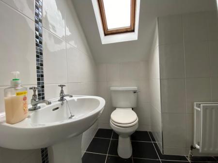 SHOWER ROOM 2 11 THORNLEA GARDENS .jpg