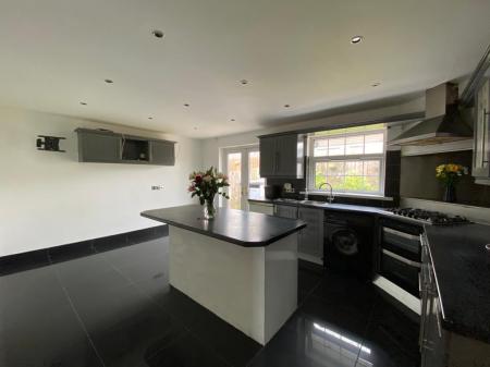 KITCHEN 3 11 THORNLEA GARDENS .jpg