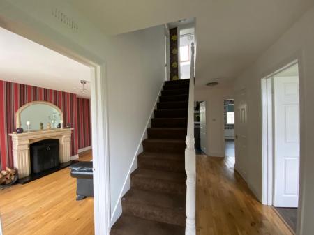 HALLWAY 11 THORNLEA .jpg