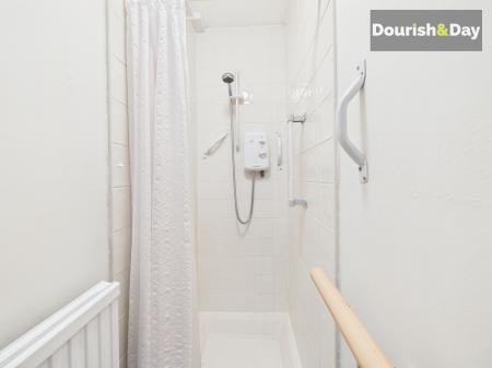 Shower (Off Inner Hallway)