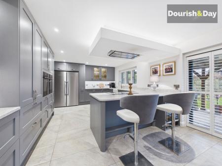 Kitchen & Breakfast Bar