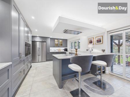 Kitchen & Breakfast Bar