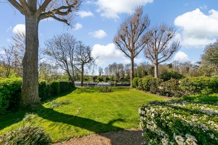 Communal Riverside Gardens