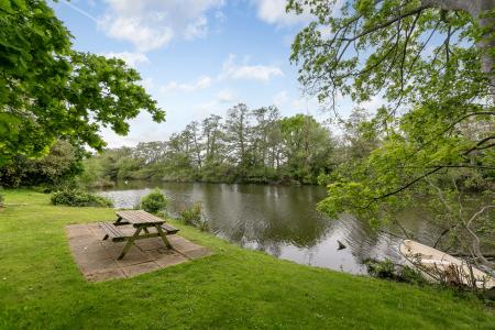 Lakeside Gardens