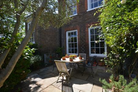 Courtyard Front Garden