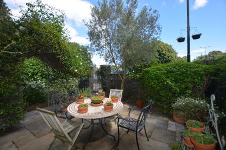 Courtyard Front Garden