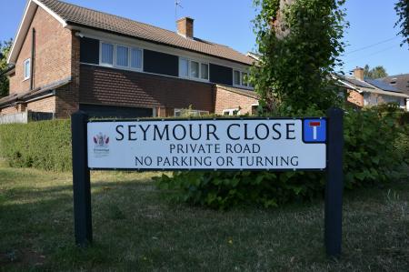 Seymour Close, Sign