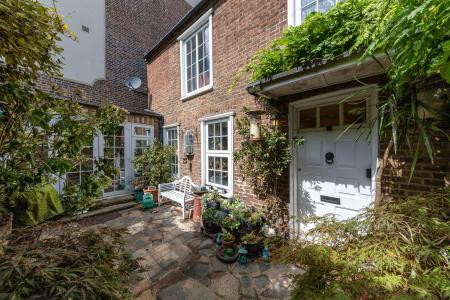 Maze Cottage, Hampton Court