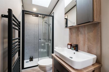 Lakewood_main bathroom.jpg