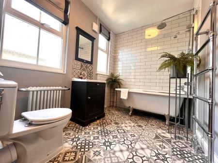 46 Scott Street bathroom.jpg