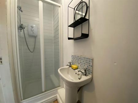 28 Garnet - Bathroom.jpg