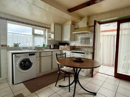 Kitchen 2.jpg