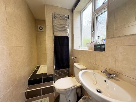 bathroom 1 64 Hull Road.png