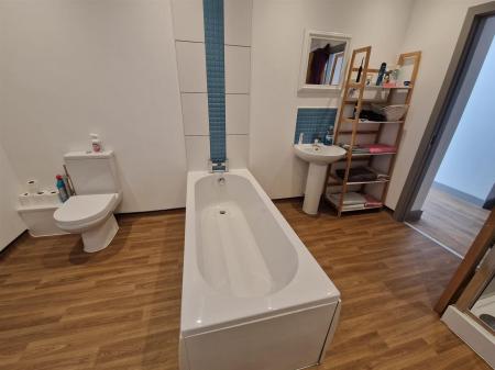 WhatsApp Image 2025-06-11 at 16.04.01_824ba5c5.jpg