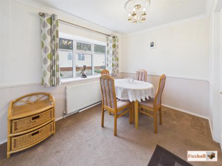 Lounge / Dining Area