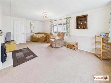 Lounge / Dining Area