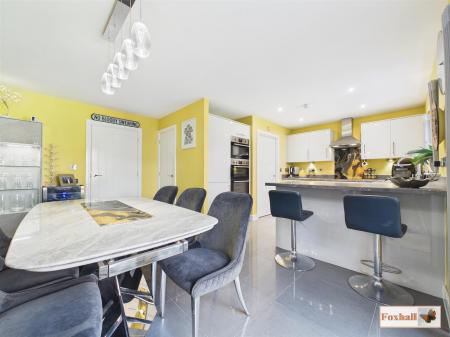 Kitchen Breakfast /Dining Room