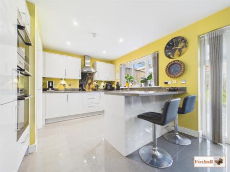 Kitchen Breakfast /Dining Room