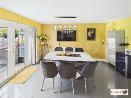 Kitchen Breakfast /Dining Room