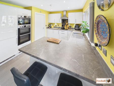 Kitchen Breakfast /Dining Room