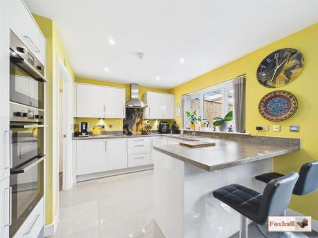 Kitchen Breakfast /Dining Room