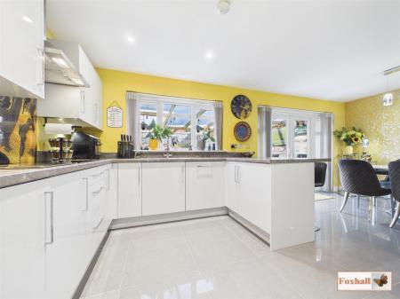 Kitchen Breakfast /Dining Room